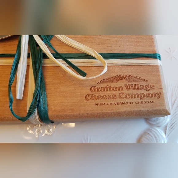 The Vermont Butcher Block Board  Cheese Carving Yellow Birch Wood - Picture 2 of 9